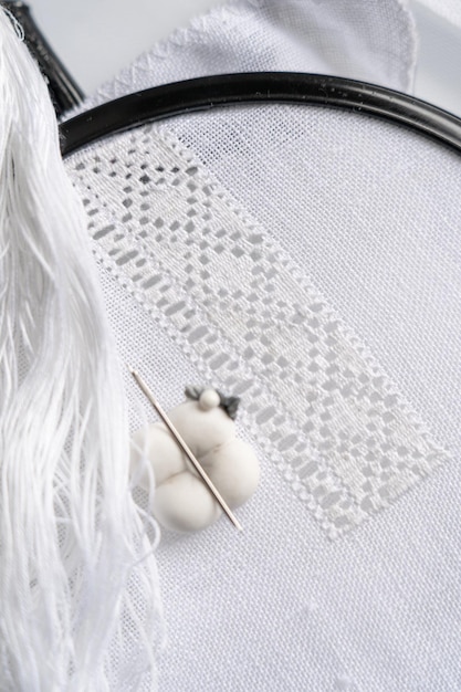 Przykład haftu na tkaninie